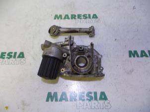 Used Oil pump Renault Clio II (BB/CB) 1.2 16V Price € 60,00 Margin scheme offered by Maresia Parts