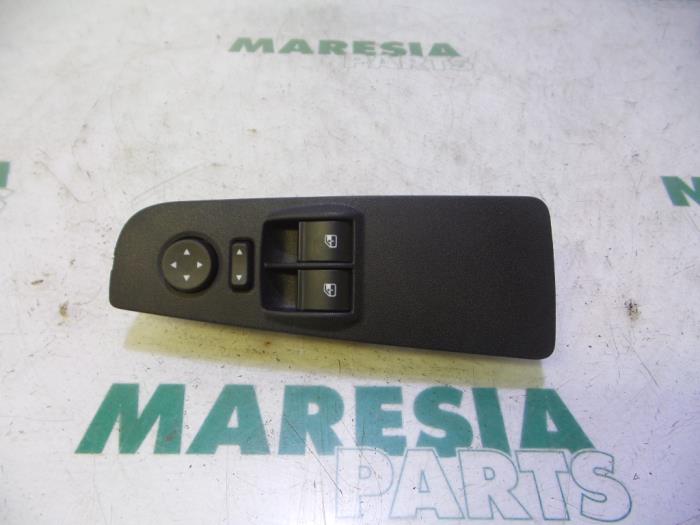 Używane Przelacznik combi okienny Fiat Punto Evo (199) 1.3 JTD Multijet 85 16V Euro 5 Cena € 35,00 Procedura marży oferowane przez Maresia Parts