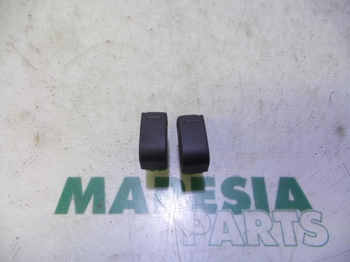 Usados Interruptor combinado de ventanillas Citroen C1 1.0 12V Precio € 20,00 Norma de margen ofrecido por Maresia Parts
