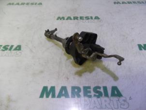 Usagé Mécanique boîte de vitesse Renault Megane II (BM/CM) 1.4 16V 98 Prix € 25,00 Règlement à la marge proposé par Maresia Parts