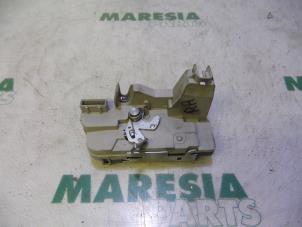 Used Rear door mechanism 4-door, right Peugeot 307 SW (3H) 1.6 HDiF 110 16V Price € 25,00 Margin scheme offered by Maresia Parts