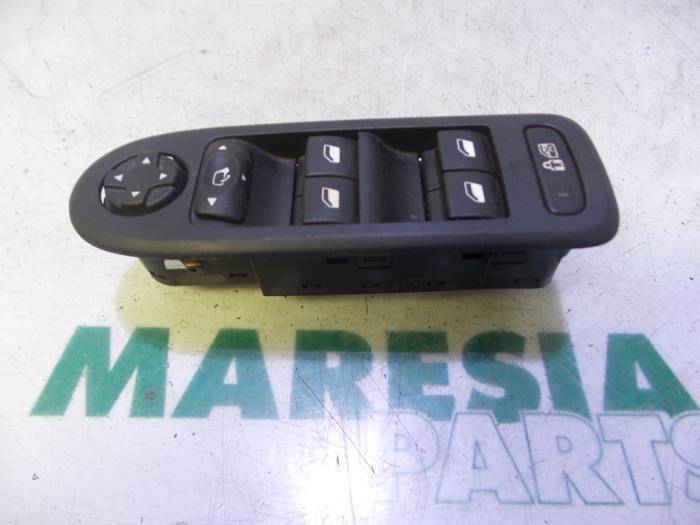 Usados Interruptor combinado de ventanillas Citroen C5 III Berline (RD) 1.6 HDiF 16V 110 Precio € 50,00 Norma de margen ofrecido por Maresia Parts