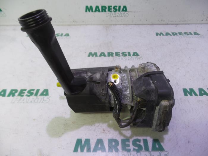 Power steering pump from a Citroën C4 Picasso (UD/UE/UF) 2.0 16V Autom. 2007