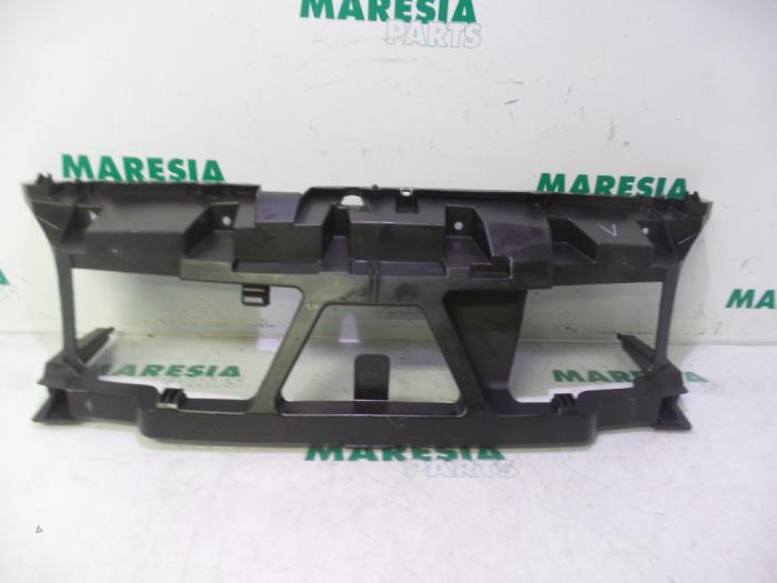 Begagnade Front Renault Scénic II (JM) 2.0 16V Pris € 25,00 Marginaltabell erbjuds av Maresia Parts