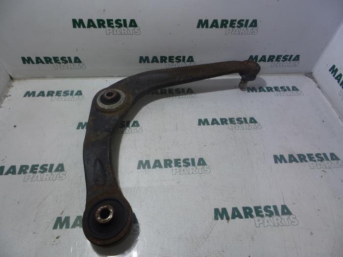 Front lower wishbone, left from a Peugeot 206 SW (2E/K) 1.4 2003