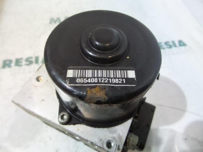 ABS pump from a Peugeot 206 CC (2D) 2.0 16V 2002