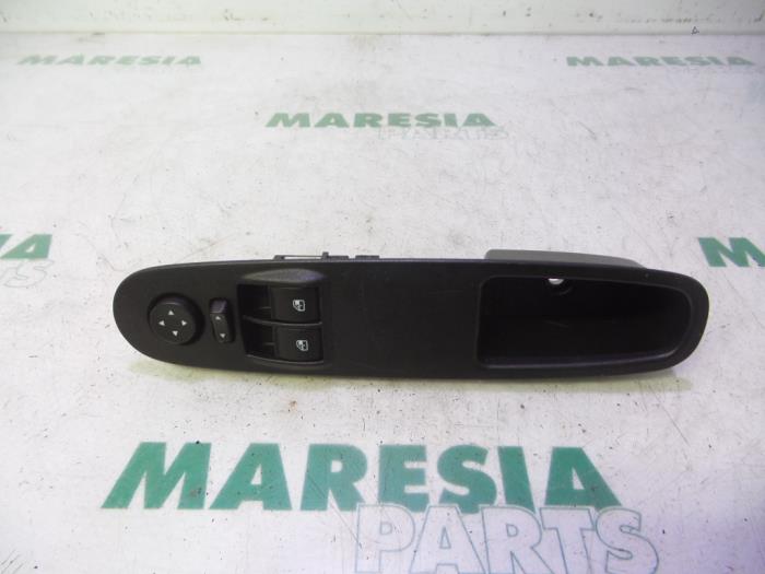 Usados Interruptor combinado de ventanillas Fiat Punto Evo (199) 1.3 JTD Multijet 85 16V Euro 5 Precio € 25,00 Norma de margen ofrecido por Maresia Parts