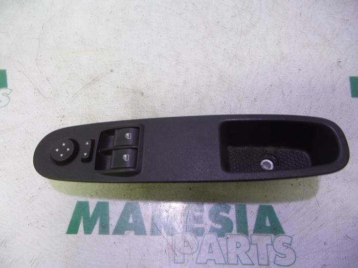 Usados Interruptor combinado de ventanillas Fiat Punto Evo (199) 1.3 JTD Multijet 85 16V Euro 5 Precio € 25,00 Norma de margen ofrecido por Maresia Parts