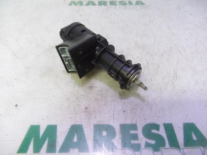 Używane Stacyjka + Kluczyk Fiat Idea (350AX) 1.3 JTD 16V Multijet Cena € 40,00 Procedura marży oferowane przez Maresia Parts