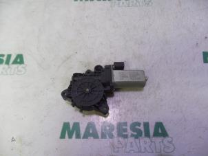 Używane Mechanizm szyby lewej przedniej wersja 4-drzwiowa Fiat Idea (350AX) 1.3 JTD 16V Multijet Cena € 50,00 Procedura marży oferowane przez Maresia Parts