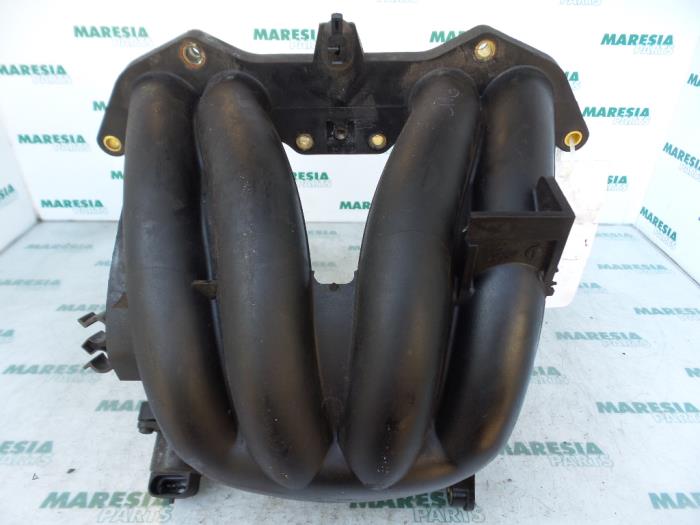 Używane Kolektor dolotowy Peugeot 206 (2A/C/H/J/S) 1.6 XS,XT Cena € 30,00 Procedura marży oferowane przez Maresia Parts