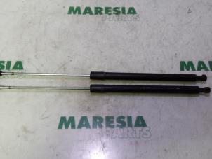 Used Set of tailgate gas struts Renault Laguna III Estate (KT) 1.5 dCi 110 Price € 30,00 Margin scheme offered by Maresia Parts
