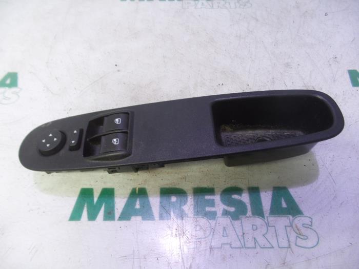 Usados Interruptor combinado de ventanillas Fiat Punto Evo (199) 1.3 JTD Multijet 85 16V Euro 5 Precio € 25,00 Norma de margen ofrecido por Maresia Parts