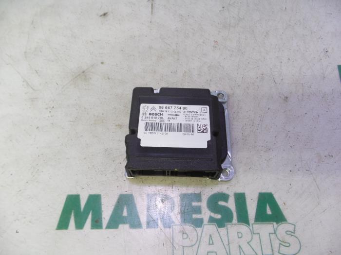Airbag Module from a Peugeot 5008 I (0A/0E) 2.0 HDiF 16V 2010