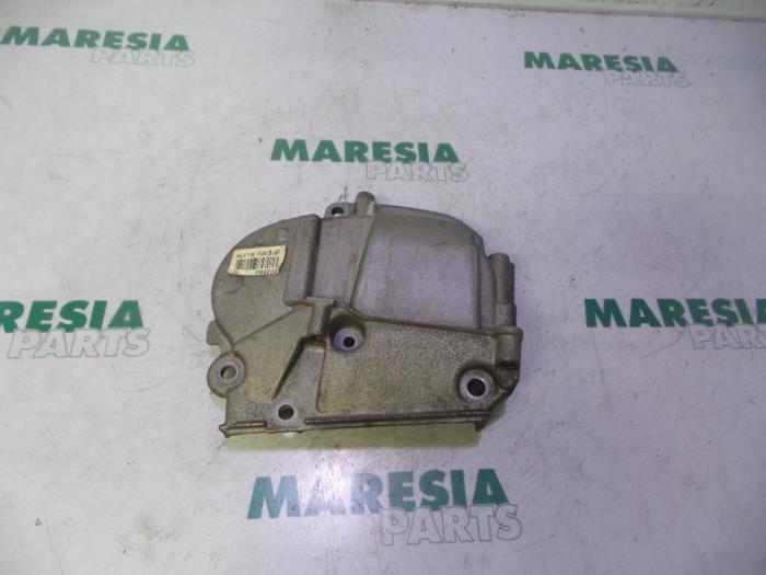 Usagé Couvercle de distribution Renault Clio III (BR/CR) 1.4 16V Prix € 30,00 Règlement à la marge proposé par Maresia Parts