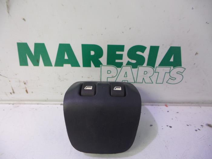 Usados Interruptor combinado de ventanillas Peugeot 206 (2A/C/H/J/S) 1.6 16V Precio € 20,00 Norma de margen ofrecido por Maresia Parts