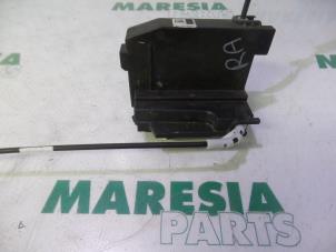 Używane Mechanizm blokady drzwi prawych tylnych wersja 4-drzwiowa Peugeot 308 SW (L4/L9/LC/LJ/LR) 1.6 HDi 115 Cena € 23,50 Procedura marży oferowane przez Maresia Parts