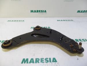 Usagé Bras de suspension bas avant droit Renault Trafic New (FL) 1.9 dCi 100 16V Prix € 30,25 Prix TTC proposé par Maresia Parts