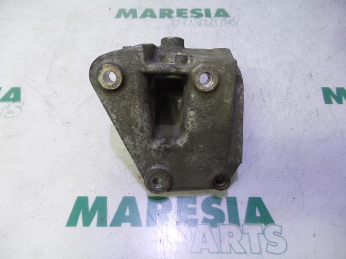 Used Engine mount Renault Espace (JK) 2.2 dCi 16V Price € 50,00 Margin scheme offered by Maresia Parts