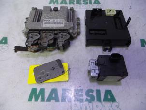 Usados Ordenador de gestión de motor Renault Espace (JK) 2.2 dCi 16V Precio € 262,50 Norma de margen ofrecido por Maresia Parts