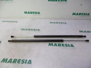 Used Set of tailgate gas struts Renault Espace (JK) 2.2 dCi 16V Price € 25,00 Margin scheme offered by Maresia Parts