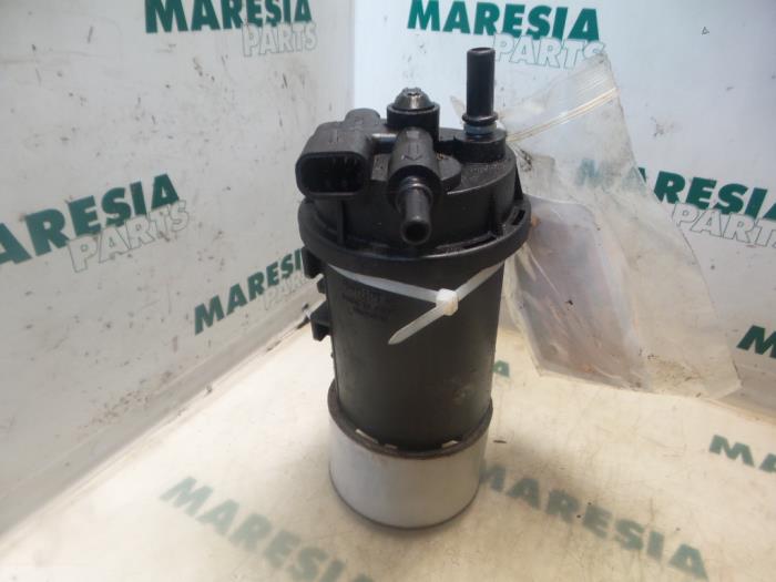 Fuel filter housing from a Renault Laguna II (BG) 2.2 dCi 150 16V 2003