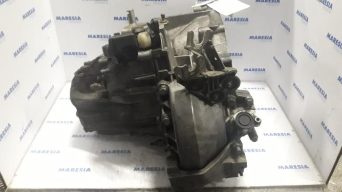 Gearbox from a Peugeot 407 SW (6E) 2.0 HDiF 16V 2008