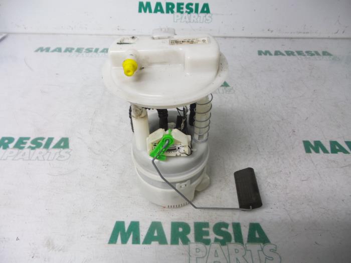 Gebrauchte Kraftstoffpumpe Elektrisch Renault Clio III (BR/CR) 1.2 16V 75 Preis € 20,00 Margenregelung angeboten von Maresia Parts