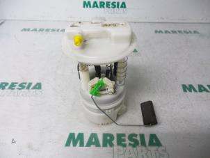 Używane Elektryczna pompa paliwa Renault Clio III (BR/CR) 1.2 16V 75 Cena € 20,00 Procedura marży oferowane przez Maresia Parts