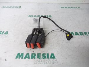 Used Rear seatbelt buckle, centre Peugeot 207/207+ (WA/WC/WM) 1.4 16V VTi Price € 50,00 Margin scheme offered by Maresia Parts