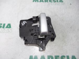 Używane Uchwyt drzwi lewych tylnych wersja 4-drzwiowa Peugeot Partner Tepee (7A/B/C/D/E/F/G/J/P/S) Cena € 36,30 Z VAT oferowane przez Maresia Parts