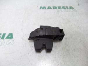 Używane Mechanizm zamka tylnej klapy Peugeot Partner Tepee (7A/B/C/D/E/F/G/J/P/S) Cena € 30,25 Z VAT oferowane przez Maresia Parts