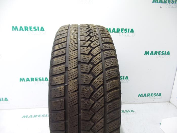 Tyre from a Peugeot 407 (6C/J) 2.0 HDiF 16V