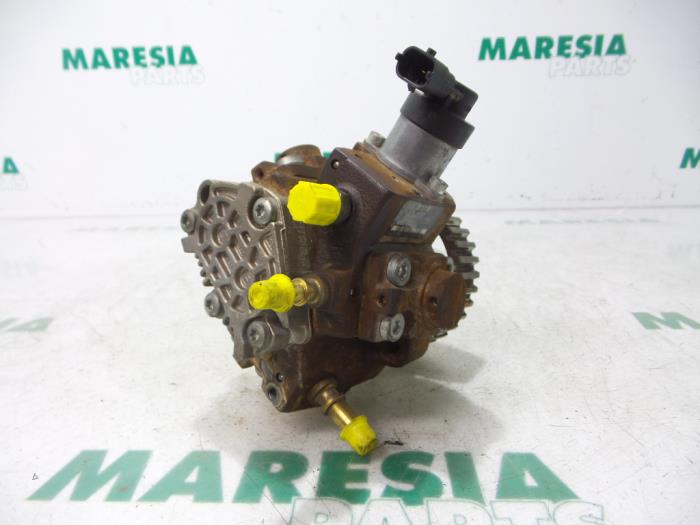 Mechanical fuel pump from a Peugeot 308 (4A/C) 1.6 HDiF 16V 2008