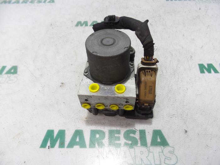 Usagé Bloc ABS Peugeot 407 (6C/J) 2.0 HDiF 16V Prix € 183,75 Règlement à la marge proposé par Maresia Parts
