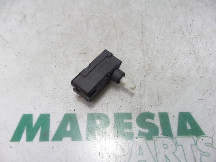 Używane Silnik reflektora Fiat Stilo (192A/B) 1.6 16V 5-Drs. Cena € 35,00 Procedura marży oferowane przez Maresia Parts