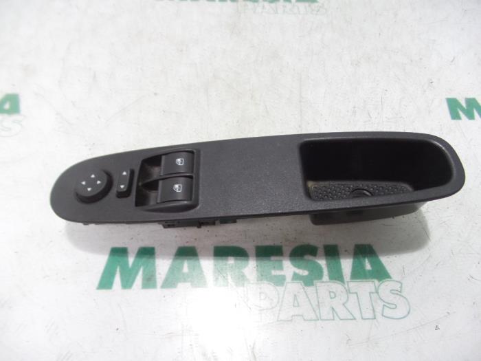 Usados Interruptor combinado de ventanillas Fiat Punto Evo (199) 1.3 JTD Multijet 85 16V Euro 5 Precio € 25,00 Norma de margen ofrecido por Maresia Parts