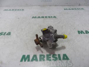 Used Power steering pump Renault Espace (JK) 2.0 dCi 16V 150 FAP Price € 105,00 Margin scheme offered by Maresia Parts