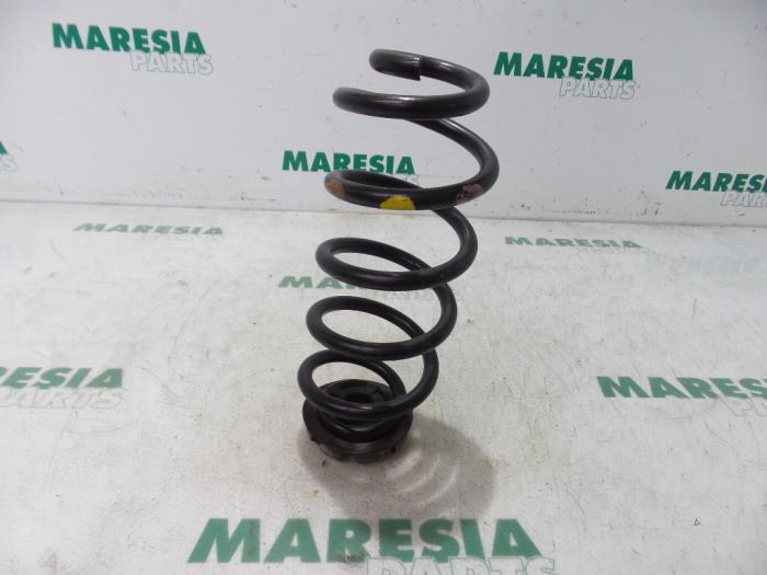Rear coil spring from a Renault Twingo III (AH) 1.0 SCe 70 12V 2016