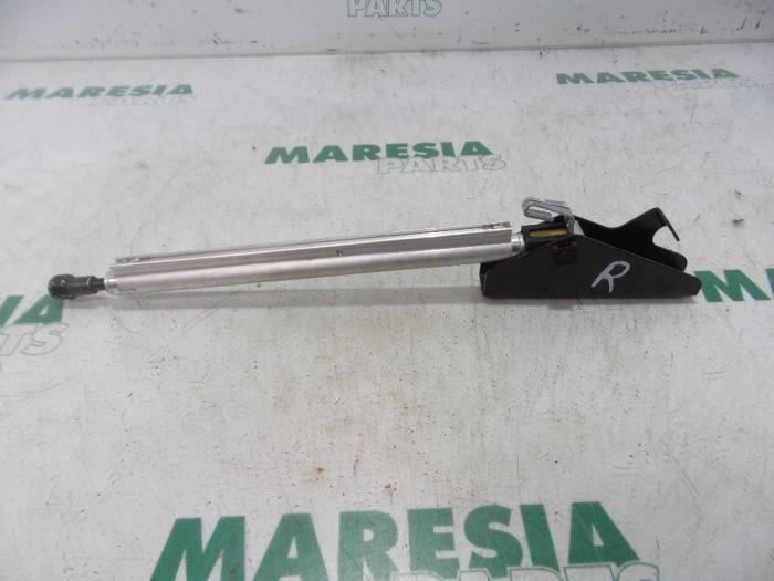 Używane Sterowanie dachu cabrio Peugeot 307 CC (3B) 2.0 16V Cena € 75,00 Procedura marży oferowane przez Maresia Parts