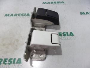 Used Rear door hinge, right Peugeot Expert (G9) 1.6 HDi 90 Price € 60,00 Margin scheme offered by Maresia Parts