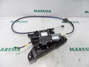 Używane Mechanizm hamulca recznego Peugeot 5008 I (0A/0E) 1.6 THP 16V Cena € 210,00 Procedura marży oferowane przez Maresia Parts
