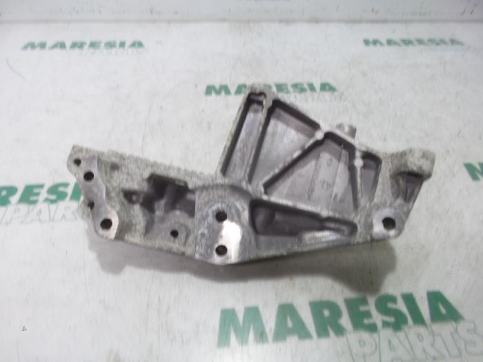 Used Engine mount Renault Master III (MA/MB/MC/MD/MH/MF/MG/MH) 2.3 dCi 16V Price € 48,40 Inclusive VAT offered by Maresia Parts