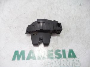 Usagé Serrure de coffre Citroen C3 Picasso (SH) 1.6 HDi 16V 90 Prix € 25,00 Règlement à la marge proposé par Maresia Parts