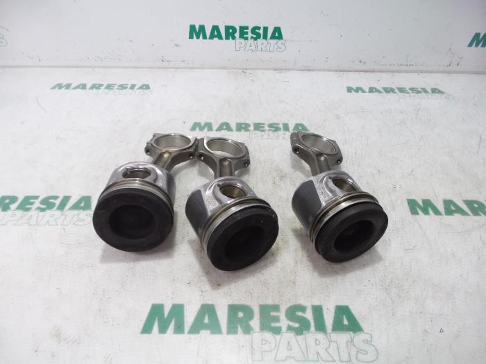 Piston from a Renault Master IV (MA/MB/MC/MD/MH/MF/MG/MH) 2.3 dCi 16V 2014