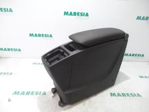 Used Armrest Renault Scénic II (JM) 1.5 dCi 105 Price € 157,50 Margin scheme offered by Maresia Parts