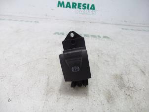Usados Interruptor de freno de mano Renault Scénic II (JM) 1.5 dCi 105 Precio € 15,00 Norma de margen ofrecido por Maresia Parts