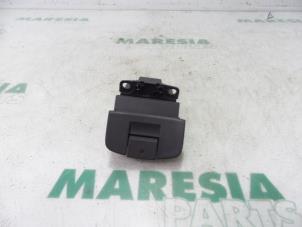 Usagé Commutateur frein à main Renault Espace (JK) 2.0 dCi 16V 130 FAP Prix € 30,00 Règlement à la marge proposé par Maresia Parts