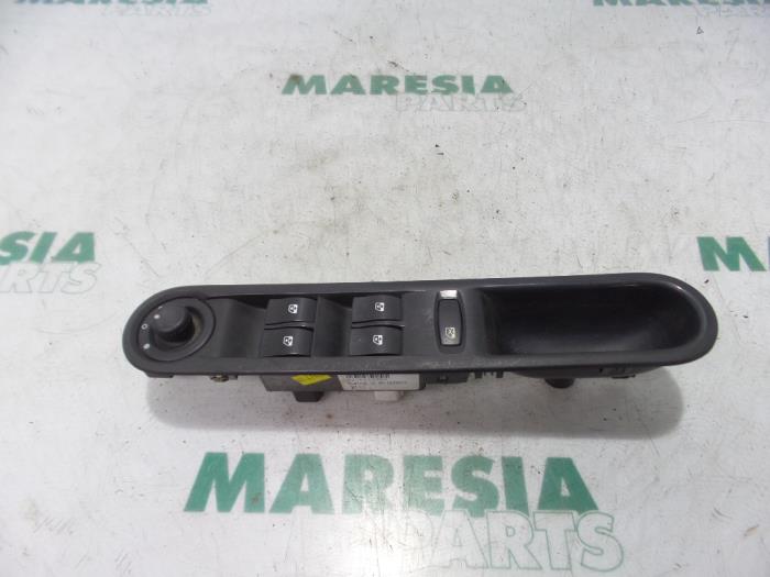 Używane Przelacznik combi okienny Renault Espace (JK) 2.0 dCi 16V 130 FAP Cena € 30,00 Procedura marży oferowane przez Maresia Parts