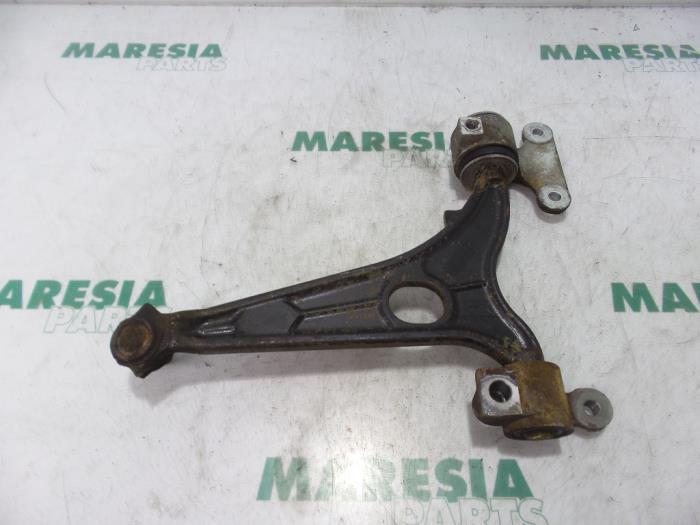 Front lower wishbone, left from a Citroën Jumpy (G9) 1.6 HDI 16V 2008
